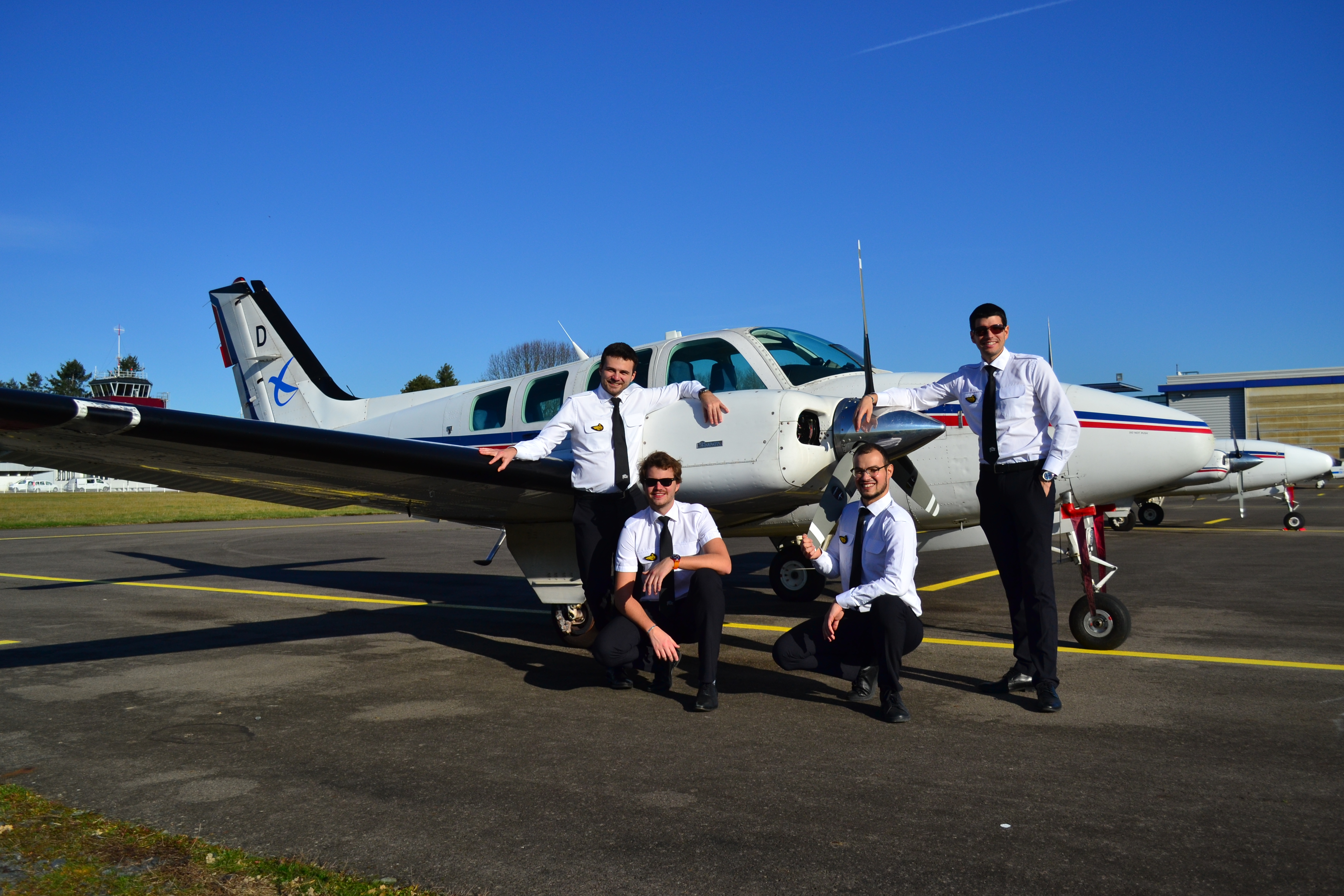 Four EPLs posing in front of a Beechcraft Baron 58 aircraft